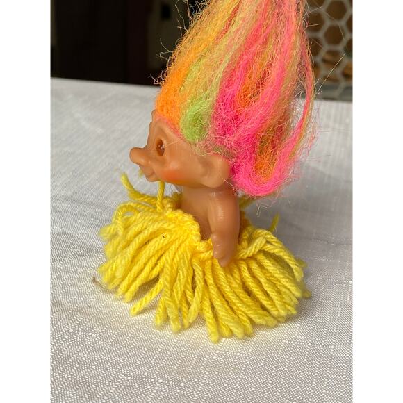 VTG Dam Troll Doll apx 3 in tall Neon rainbow hair red eyes, yarn Hula skirt EUC - Picture 10 of 13